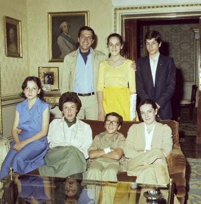 El presidente del Gobierno Adolfo Su&aacute;rez y su esposa Amparo Illana posan en el palacio de la Moncloa con sus cinco hijos. De pie, de izquierda a derecha, Adolfo Su&aacute;rez, Laura y su hijo Adolfo. Sentados, Sonsoles, Amparo Illana, Javier y Marian.