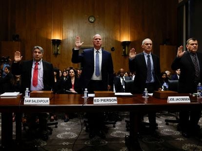 Los testigos Sam Salehpour, Ed Pierson, Joe Jacobsen y Shawn Pruchnicki durante la audiencia en el Senado de Estados Unidos, el 17 de abril 2024.