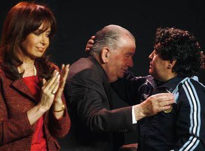 Julio Grondona charla con Maradona en presencia de Cristina Fernández de Kirchner, presidenta de Argentina.