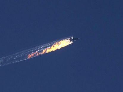 Fotograma de um vídeo Haberturk TV que mostra o rastro de fogo do avião russo alcançado por caças turcos na fronteira síria.