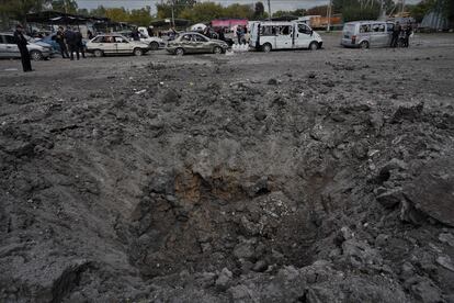 Cráter tras el impacto de un misil ruso en Zaporiyia. Al menos una treintena de coches están afectados, destruidos por la explosión y la metralla.