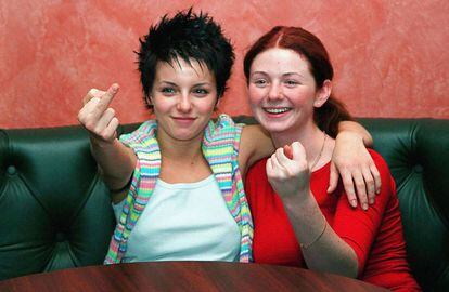 Lena Katina y Yulia Volkova, de TATU, después de una rueda de prensa en Polonia, en 2002. Jugaron con la ambiguedad sexual y triunfaron. Luego se supo la verdad y su público desertó.