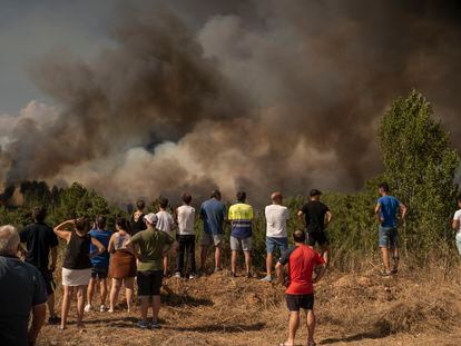 Varias personas observan el incendio forestal en Verín (Ourense)