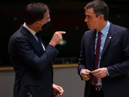 El primer ministro holandés, Mark Rutte, y el presidente del Gobierno, Pedro Sánchez, el sábado en Bruselas.