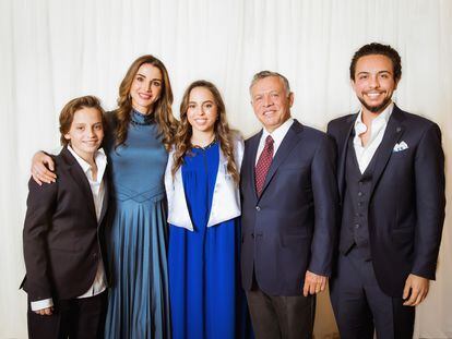 Miembros de la familia real de Jordania, en Amán en 2018. A la derecha, el rey Abdalá y el príncipe heredero Husein.