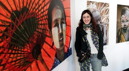 Raquel Abulaila, con una de sus fotos del Muvim.