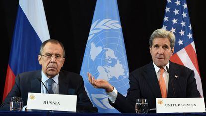 John Kerry (derecha) y Sergéi Lavrov, durante su encuentro en Múnich.