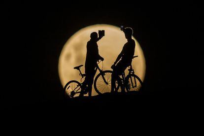 Dos ciclistas se hacen un selfie con la superluna en Lancelin (Australia).