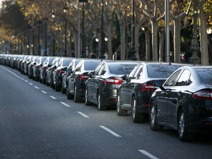 Coches de Cabify y Uber durante la huelga, el pasado enero en Barcelona.