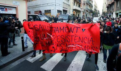 Manifestación en protesta por el desalojo del Casal de Joves de Gràcia.