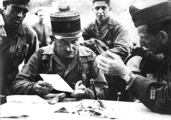 El soldado español Martín Bernal, el capitán Raymond Dronne, Amado Granell y (al fondo) el soldado Pirlian planifican el asalto a la central telefónica de la rue des Archives de París, el 25 de agosto de 1944.