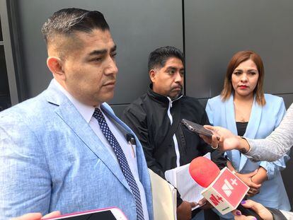 Sergio Lara, Jesús Olguín y Maricruz García, el abogado afuera de la Fiscalía de Personas Desaparecidas de la Ciudad de México, este viernes.