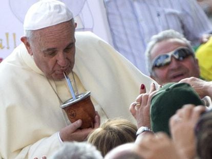 El papa Francisco bebe mate argentino, el pasado mi&eacute;rcoles.