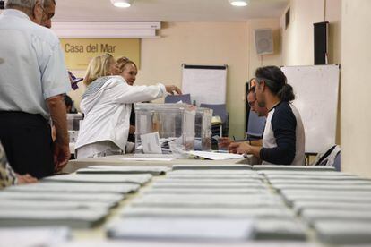 Votacions al col·legi electoral de la Casa del Mar de Tarragona.