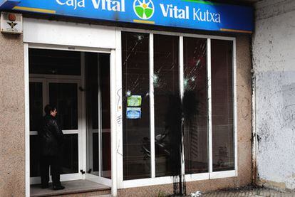 Fachada de la sucursal de Caja Vital atacada el jueves en Vitoria.