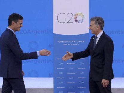 El presidente español, Pedro Sánchez, saluda al presidente de Argentina, Mauricio Macri, este viernes en Buenos Aires.