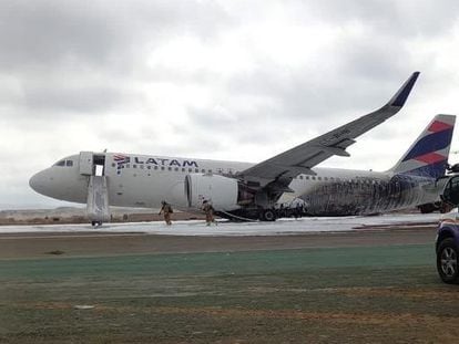 Fotografía difundida en redes sociales del avión de Latam que impactó contra el vehículo aeroportuario, este viernes.