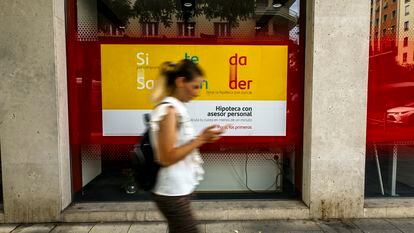 Sucursal bancaria con publicidad de hipotecas, en Madrid.