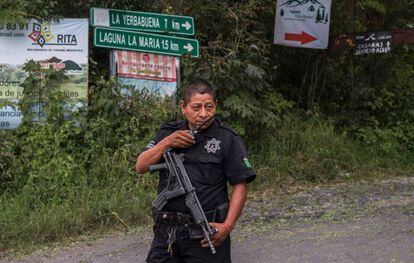 Un policía estatal vigila una camino cercano a la ciudad de Colima