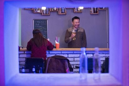 Zorig Alimaa posa en el único bar LGBT de Mongolia, que él regenta: el D.D.