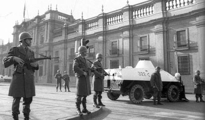Miembros de las Fuerzas Armadas chilenas impiden el paso al Palacio de la Moneda durante el golpe de Estado.