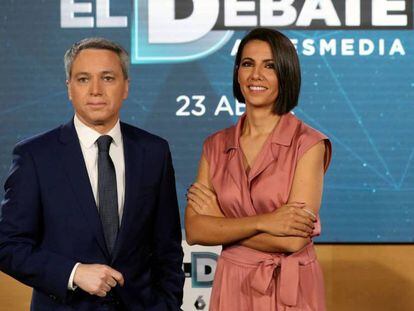 Los periodistas Ana Pastor y Vicente Vallés, en la presentación del debate. En vídeo, declaraciones de Abascal.