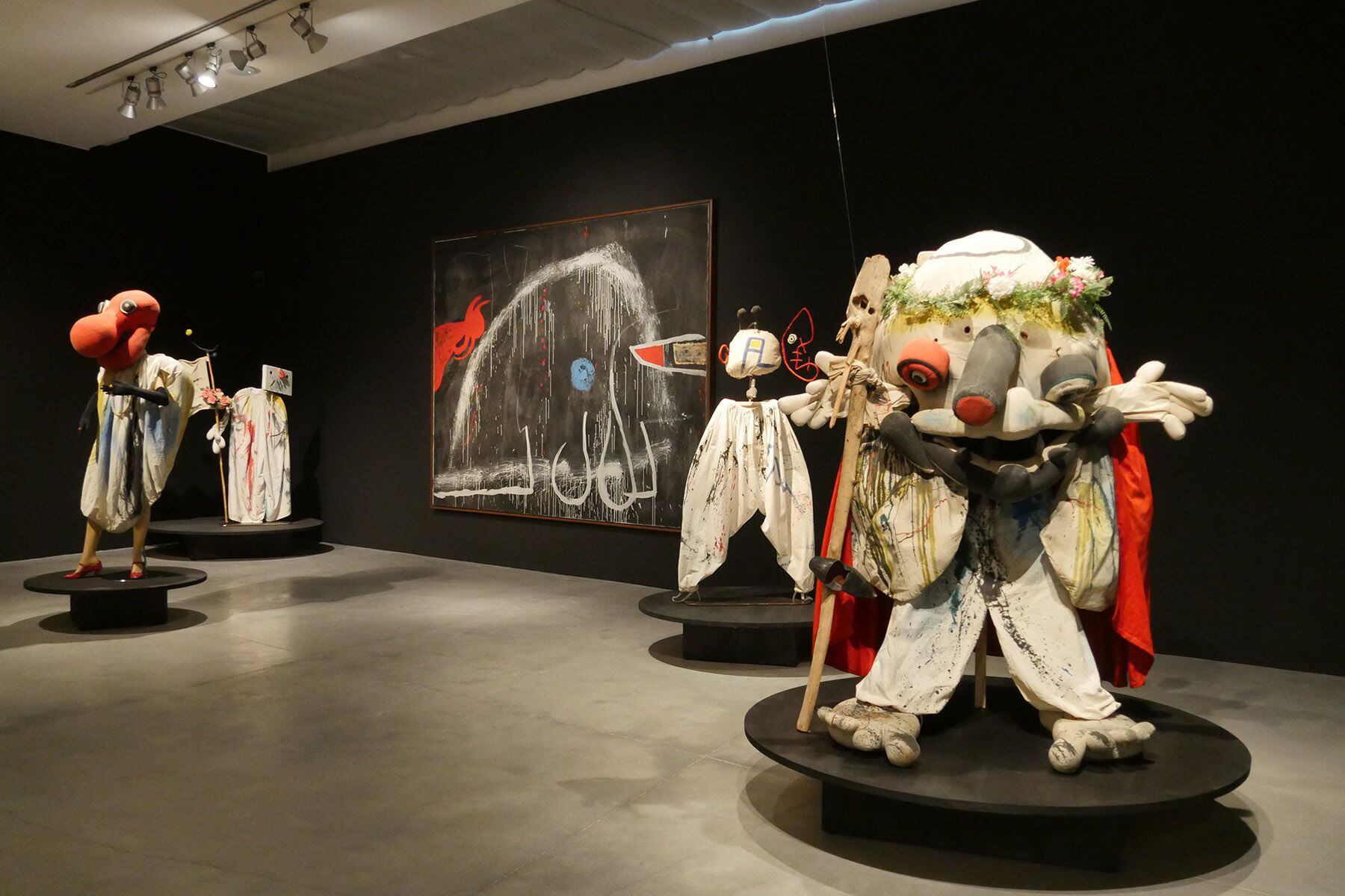 Sala de la exposición 'Personae, máscaras contra la barbarie', en el museo mallorquín Es Baluard.