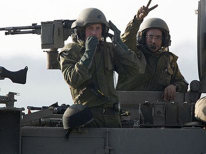 Soldados en un blindado israelí en la frontera de la franja de Gaza.
