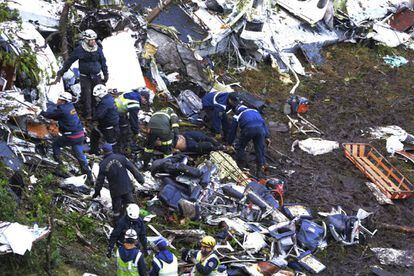 Los equipos de rescate buscan supervivientes tras el accidente en las montañas de La Unión (Colombia).