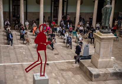 Presentación de la exposición en el claustro de la Universidad de Valencia con la estatua de Juan Luis Vives.