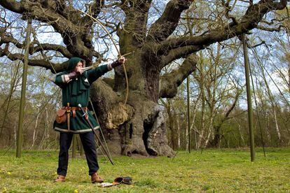 Más allá de la leyenda del famoso arquero, de lo que no hay duda es de la existencia del bosque de Sherwood que le dio cobijo (o no) en Nottinghamshire (Inglaterra). Actualmente muy disminuido, en el medio del mismo se alza el Major Oak, un roble de 800 años cuyo tronco hueco, también según la leyenda, dio cobijo a Robin y a sus hombres.