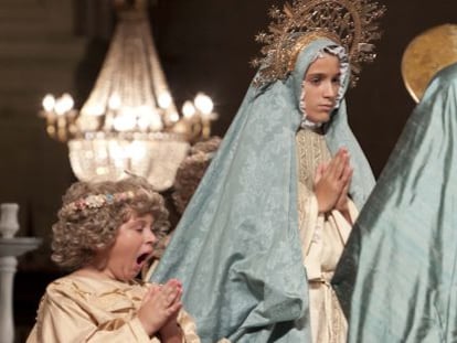 Una escena del ensayo del Misteri, el s&aacute;bado por la noche en la bas&iacute;lica de Santa Mar&iacute;a de Elche. 