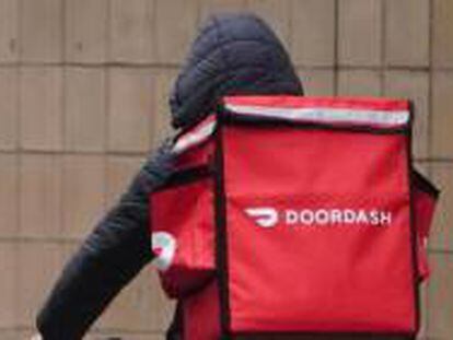 Un repartidor de DoorDash, en Nueva York durante la pandemia.