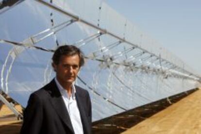 José Manuel Entrecanales posa en una planta termosolar.