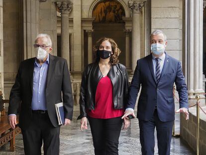 De izquierda a derecha, Ernest Maragall, Ada Colau y Jaume Collboni, cuando pactaron el presupuesto del Ayuntamiento de Barcelona, en 2021.