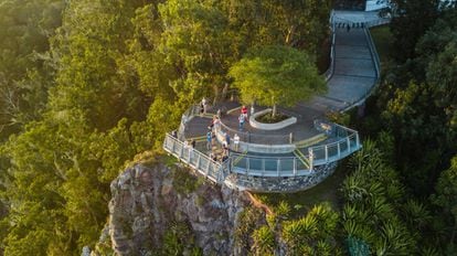 Este acantilado en el sur de la isla portuguesa de Madeira es, con sus 589 metros, el farallón más alto de Europa y el segundo del mundo. Desde el mirador la vista se pierde en la inmensidad azul-zafiro del Atlántico y, bajo los pies, el abismo visto a través de un cristal.