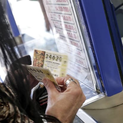 Una mujer compra varios décimos, en una imagen de archivo.