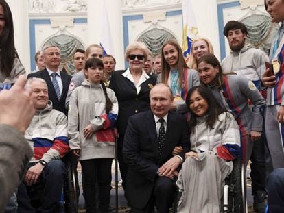 Vladímir Putin, ayer, con los medallistas paralímpicos rusos en los recientes Juegos de Pyeongchang (Corea del Sur).