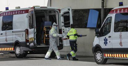 Una ambulancia en el acceso de urgencias del Hospital de La Fe, en Valencia, Comunidad Valenciana (España).