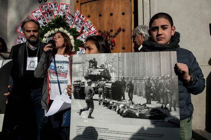 Activistas de la organización chilena de derechos humanos 'Detenidos y Desaparecidos' pronunciaron un discurso durante un mitin frente al palacio presidencial La Moneda, en Santiago.