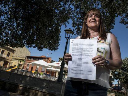 La regidora del PSC de Santa Coloma de Farners Bea Ventura mostra el document que va acabar sent "paper mullat".