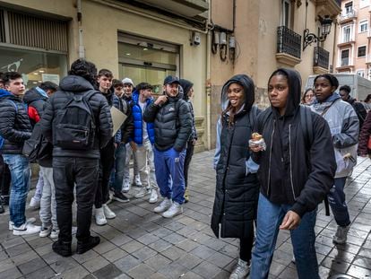 Jóvenes italianos de 18 años, que pasaban una temporada en Valencia para estudiar español, observan a otras estudiantes extranjeros, en el centro de la ciudad.