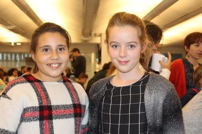 "Belén y Julia, dos de las niñas que se encargaron de realizar las fotografías para este reportaje, se hicieron buenas amigas al cabo del día".