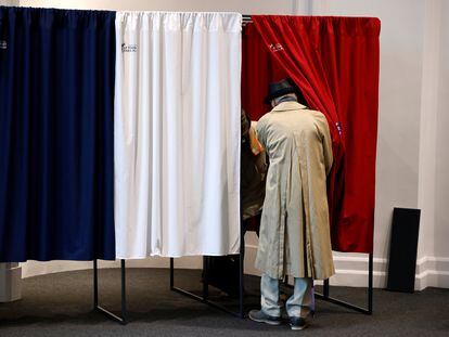 Un ciudadano vota en las elecciones regionales de Le Touquet el 27 de junio.
