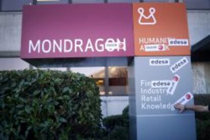 Un trabajador de Fagor cubre de pegatinas de la marca en la sede de la compañaía en Mondragón.