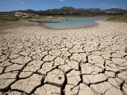 El embalse de La Viñuela, el mayor de la provincia de Málaga, en diciembre.