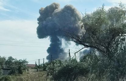 Una columna de humo se eleva sobre la base militar rusa donde se han producido varias explosiones cerca de Novofedorivka (Crimea) este martes.