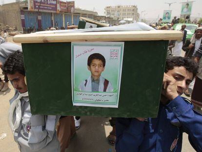 Un grupo de yemeníes lleva el ataúd de uno de los niños muertos en Saada, durante los funerales del pasado 13 de agosto.