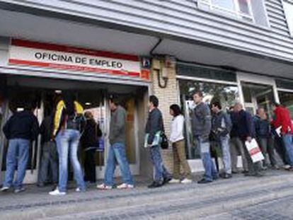 Desempleados esperando su turno en una de las oficinas del sistema madrile&ntilde;o