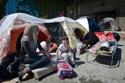 Una familia de migrantes este miércoles en el puerto griego de Pireo.